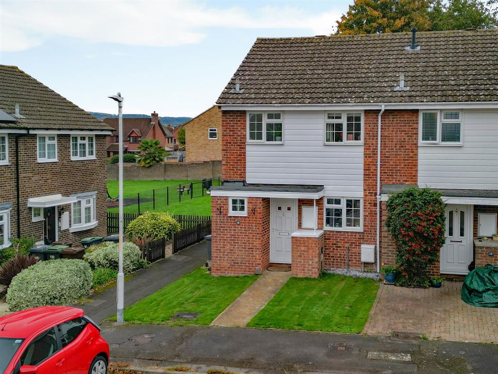 Property photo 1 of 18 Cronin Close, Larkfield15.Jpg