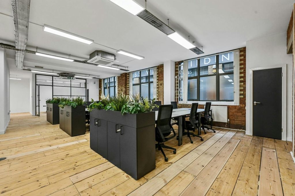 Property photo 2 of 12 Desk Space