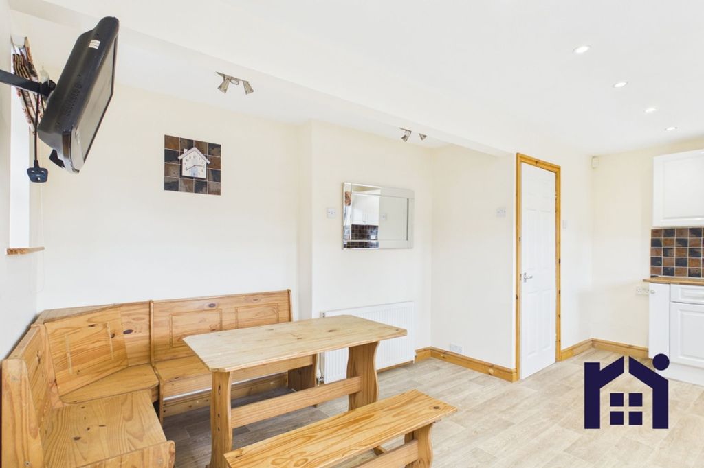 Property photo 2 of 21 Dining Kitchen