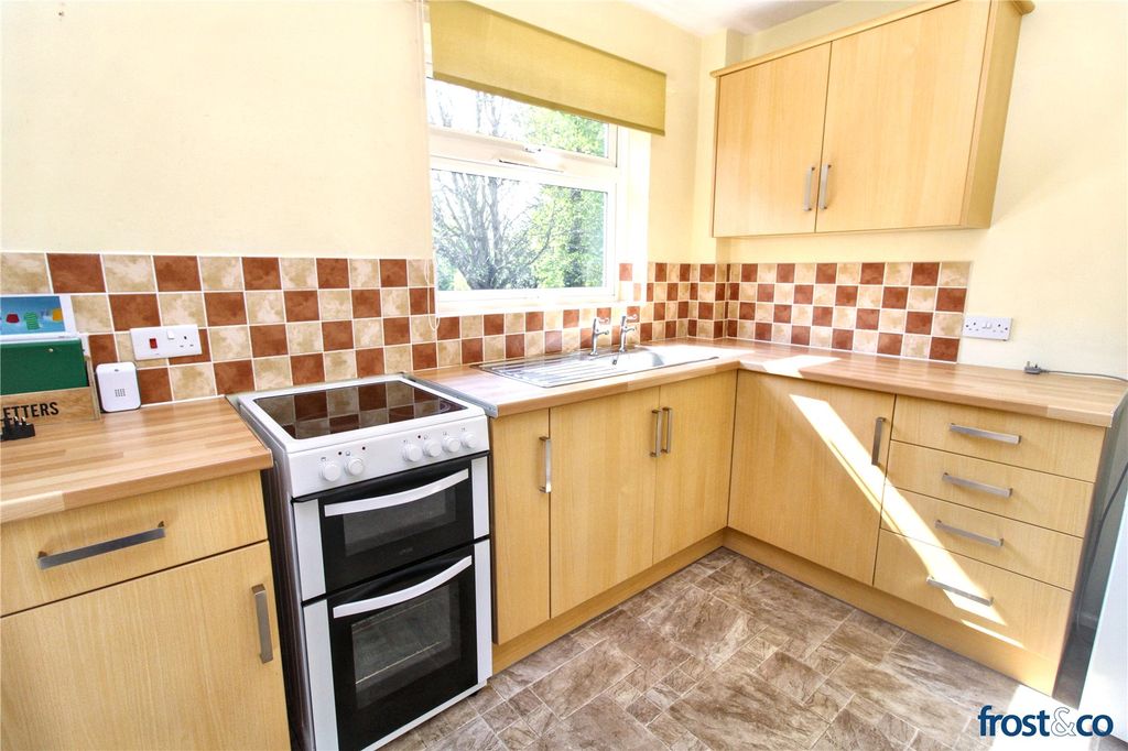 Property photo 3 of 10 Kitchen