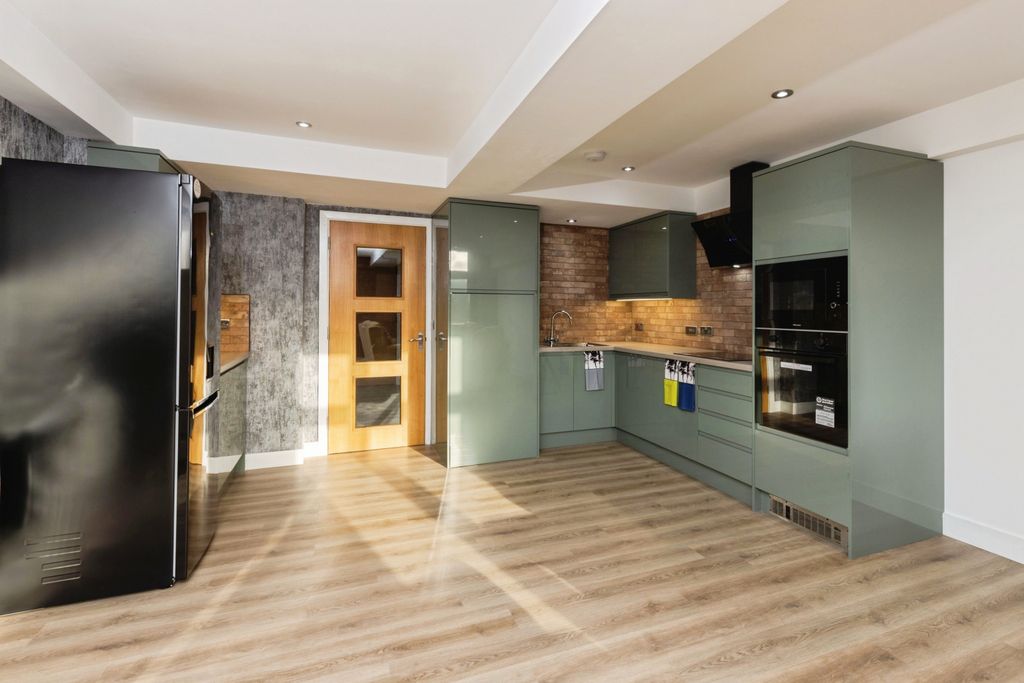 Property photo 1 of 17 Kitchen