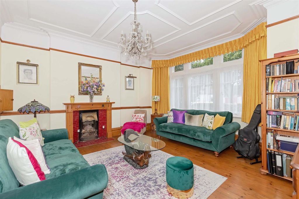 Property photo 3 of 24 Reigate Road_17.Jpg