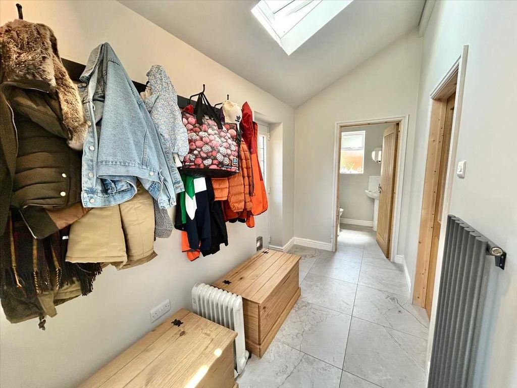 Property photo 3 of 29 Entrance Porch / Utility