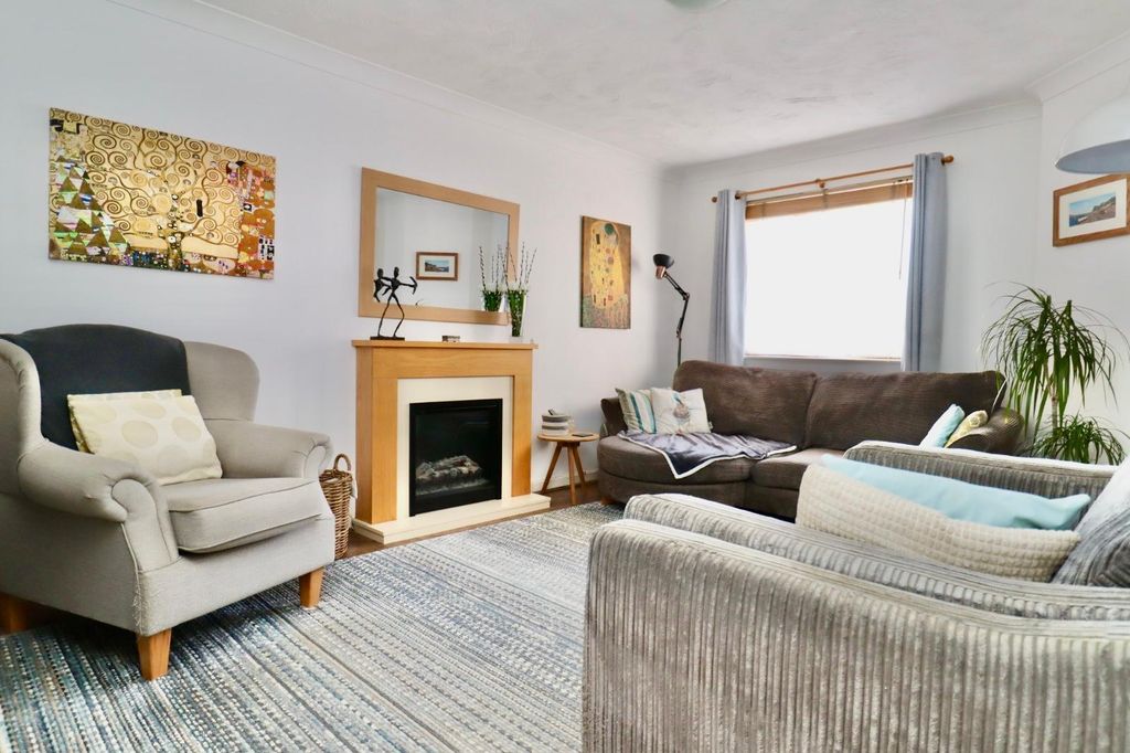 Property photo 2 of 18 Lounge