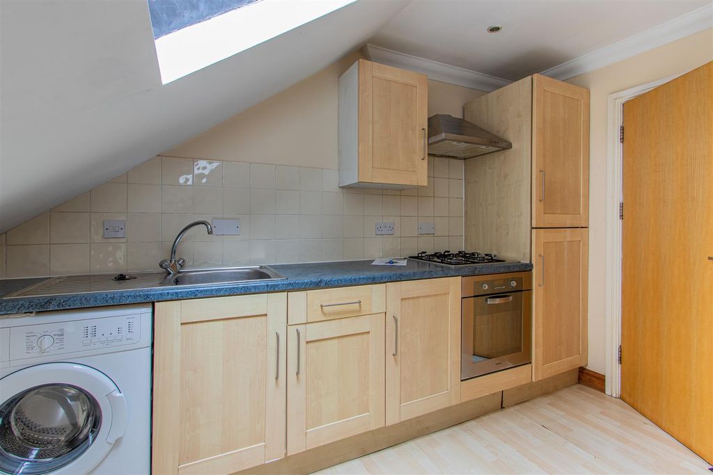 Property photo 3 of 7 Connaught Road 86, 6-5.Jpg