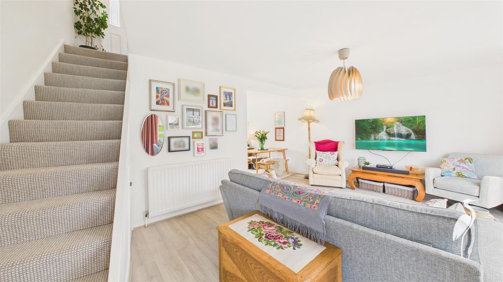 Property photo 3 of 26 Lounge