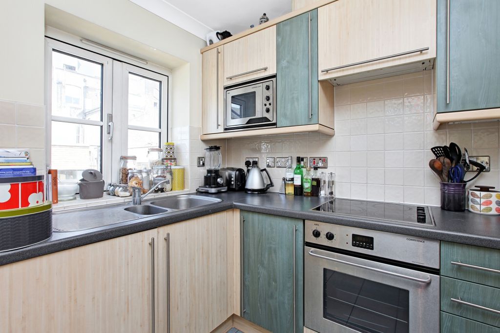 Property photo 3 of 6 17 Moore Court-Ki...