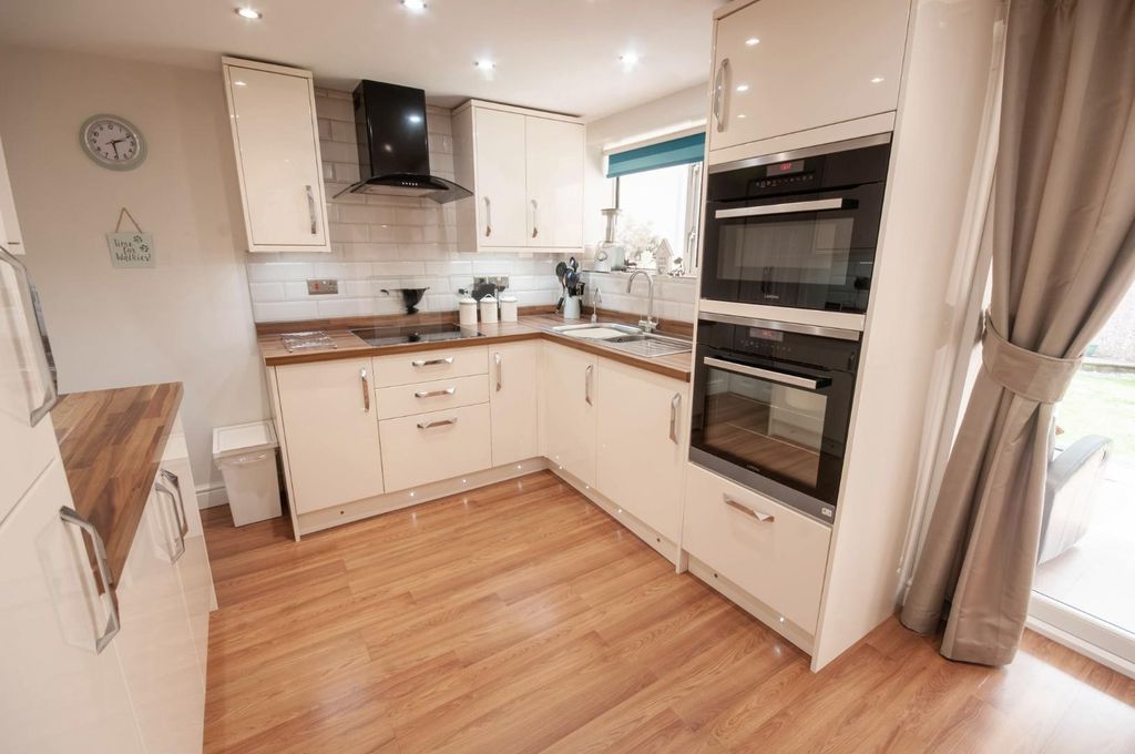 Property photo 3 of 18 Kitchen Diner