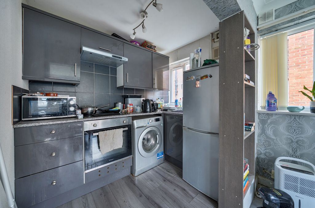 Property photo 3 of 8 1388091-15-693Bdf...