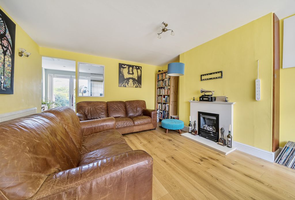 Property photo 3 of 22 1325581-9-688A596...