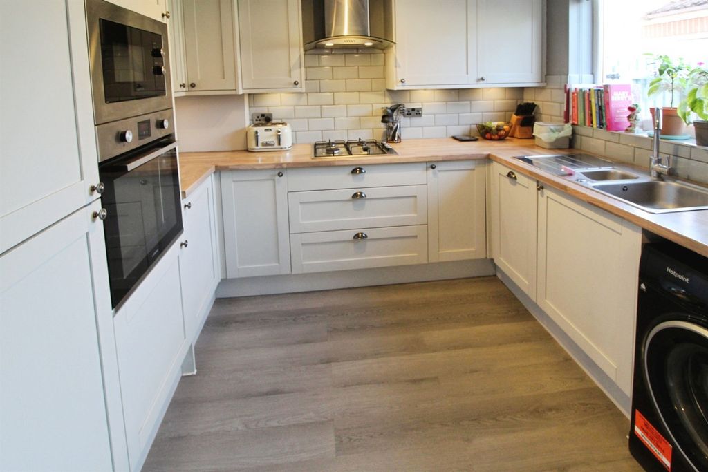 Property photo 3 of 11 Dining Kitchen