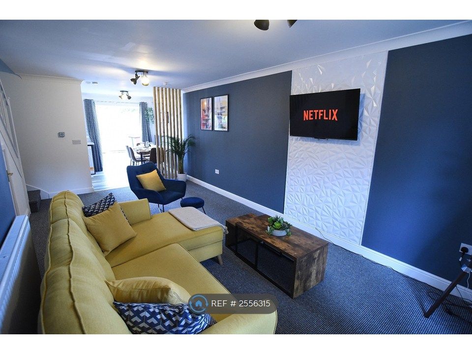 Property photo 3 of 20 Lounge