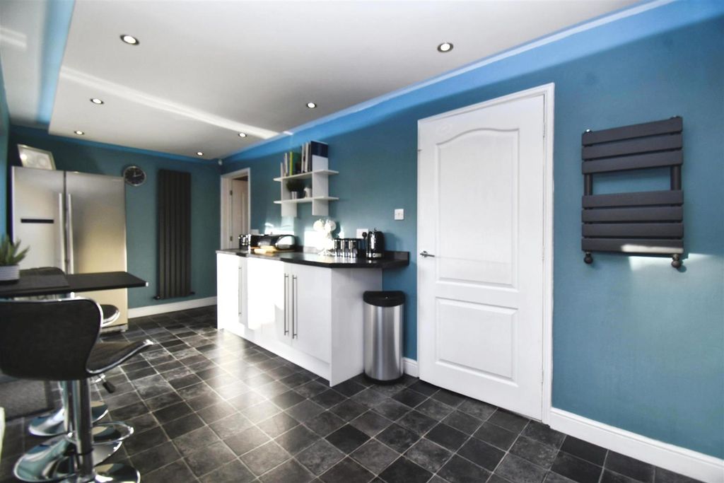 Property photo 2 of 32 Modern Fitted Kitchen