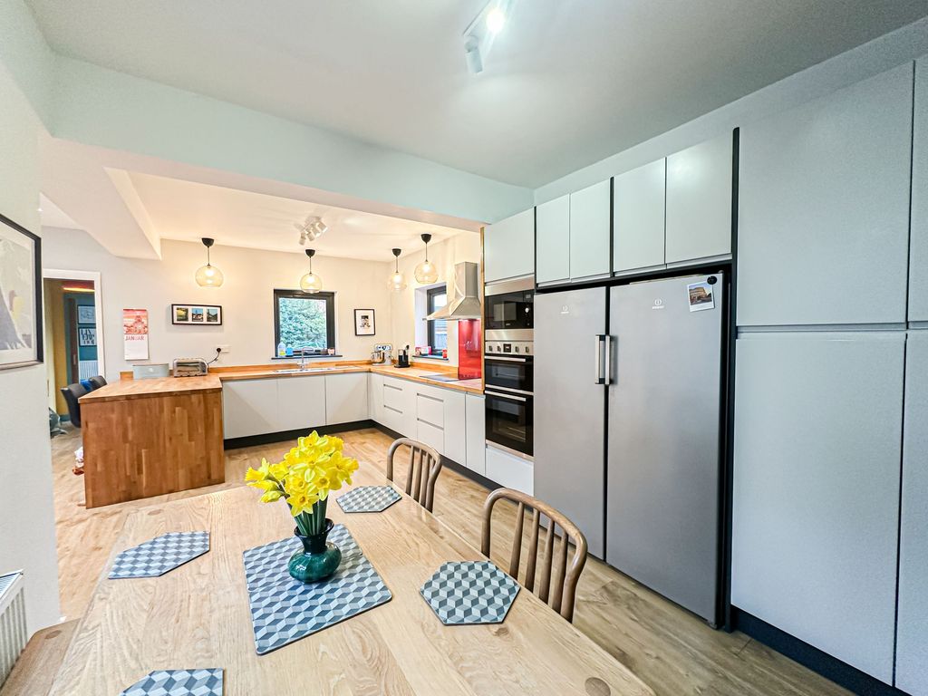 Property photo 2 of 27