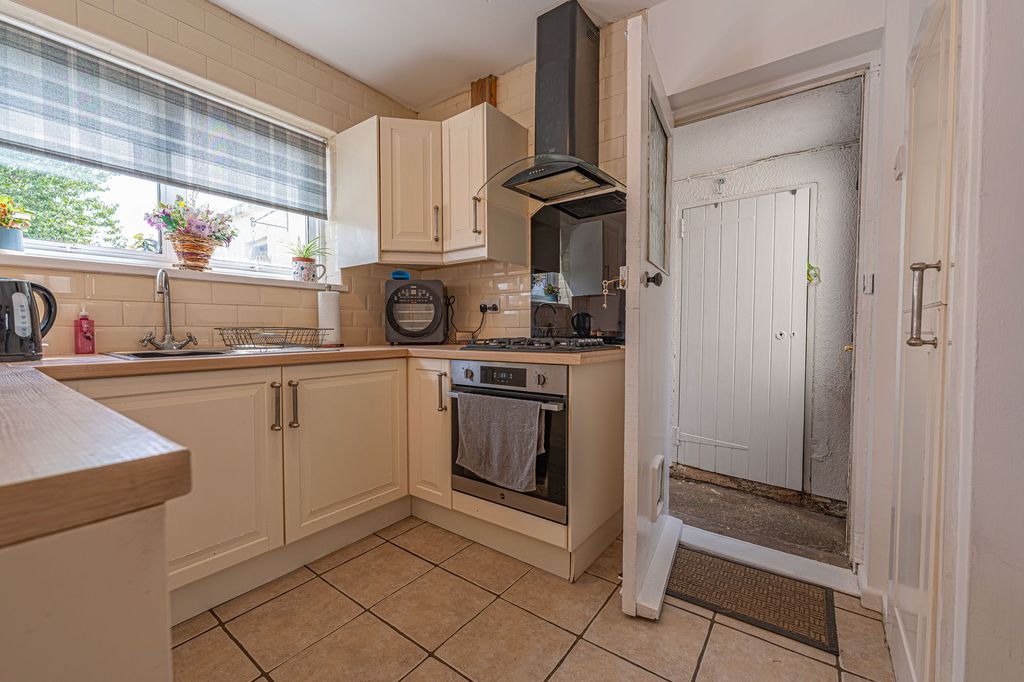 Property photo 3 of 37