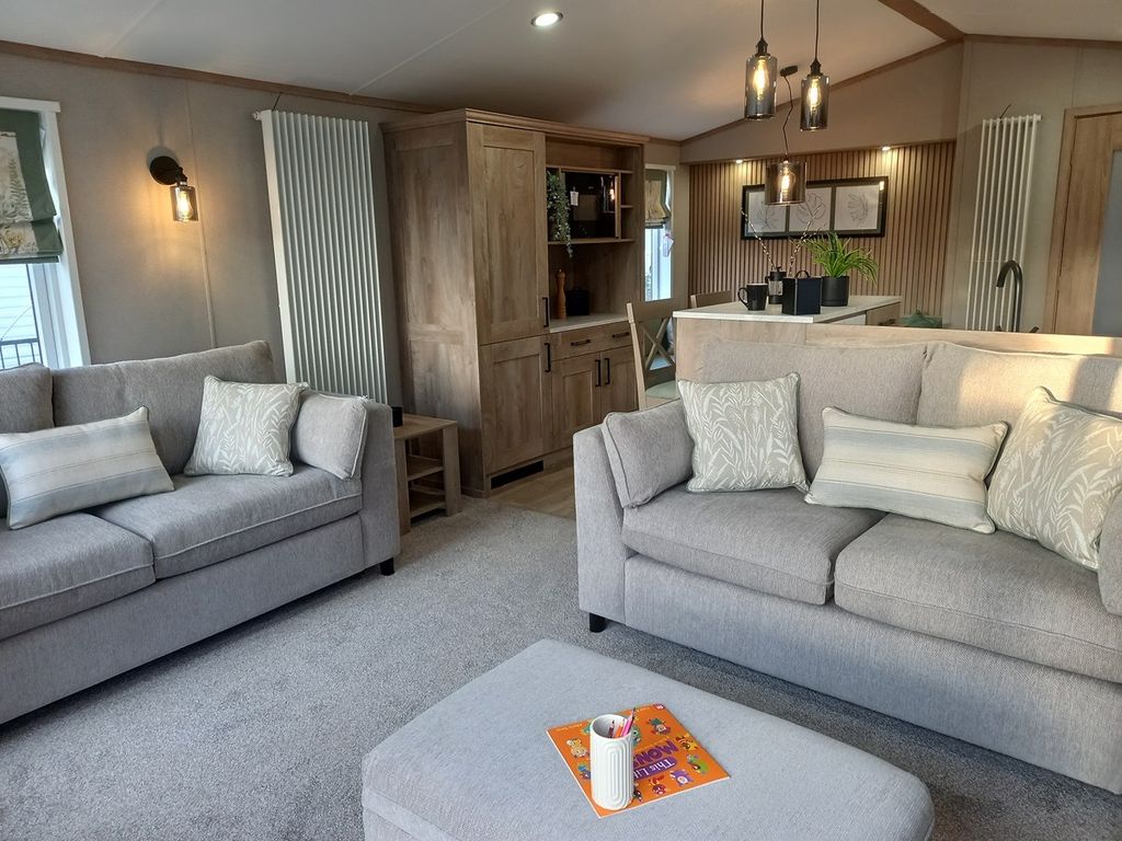 Property photo 3 of 12 25 Lounge 3