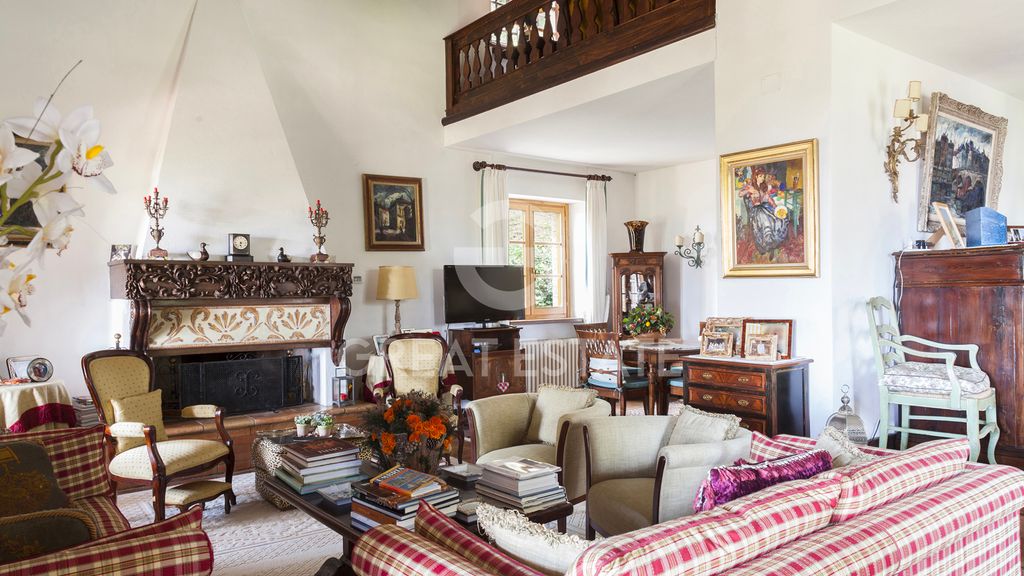 Property photo 2 of 27 Interiors