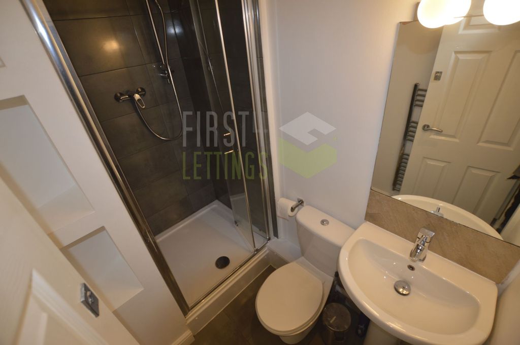 Property photo 3 of 9 Bathroom