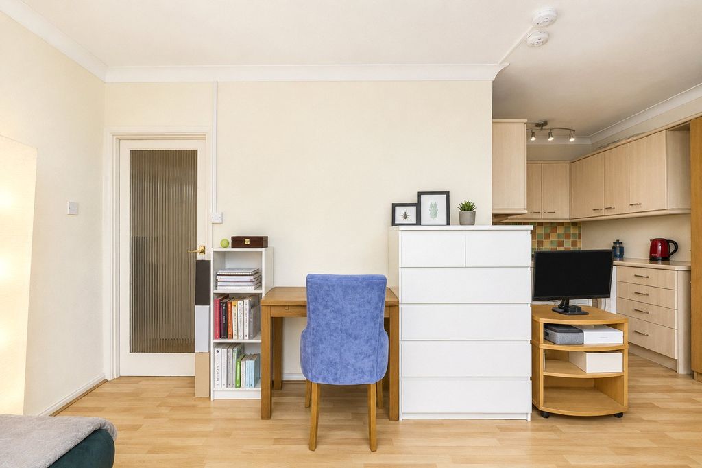 Property photo 3 of 7 Studio