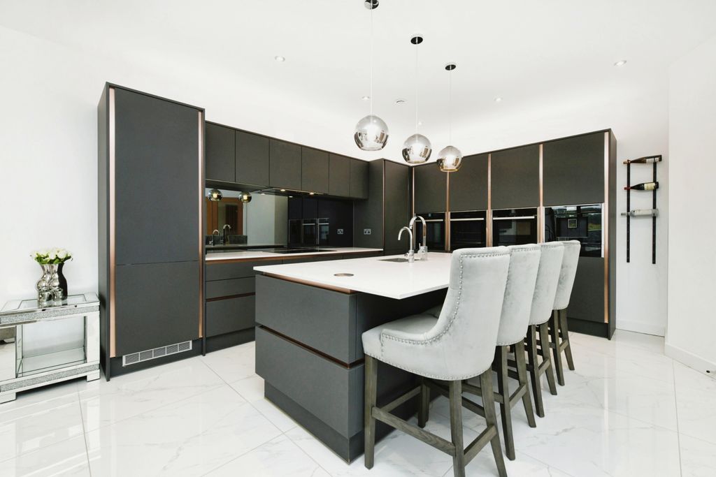 Property photo 1 of 18 Internal