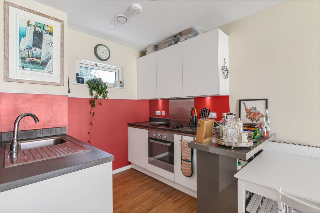 Property photo 3 of 21 Reception/Kitchen