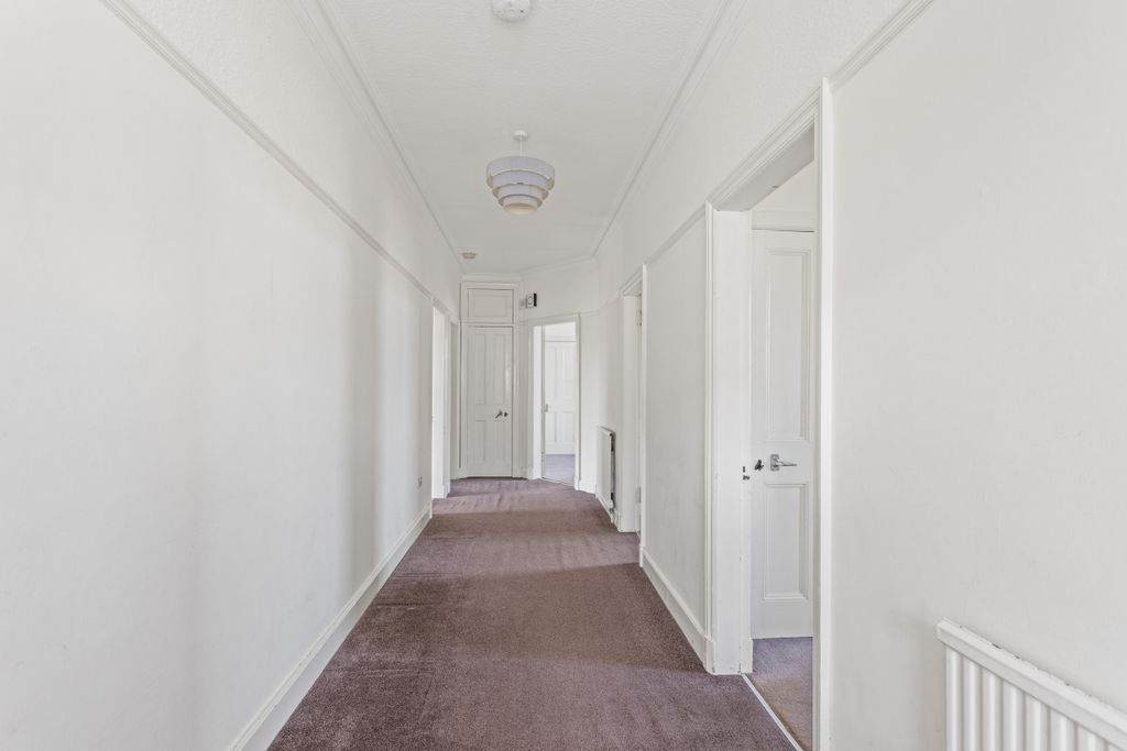 Property photo 3 of 31 256 Milton Road East 07