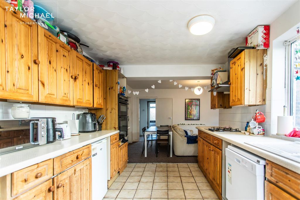 Property photo 2 of 19 Kitchen