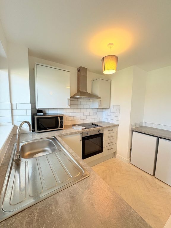 Property photo 2 of 10 Bright, Modern Kitchen With Integrated Oven And Ho...
