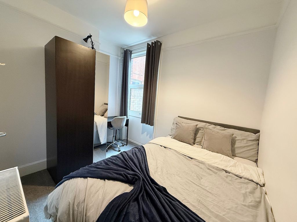 Property photo 1 of 13 Room 2