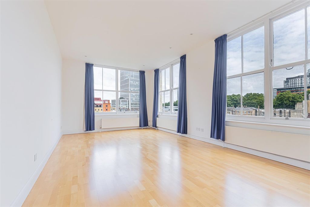 Property photo 2 of 25 Finsbury Sq (3).Jpg
