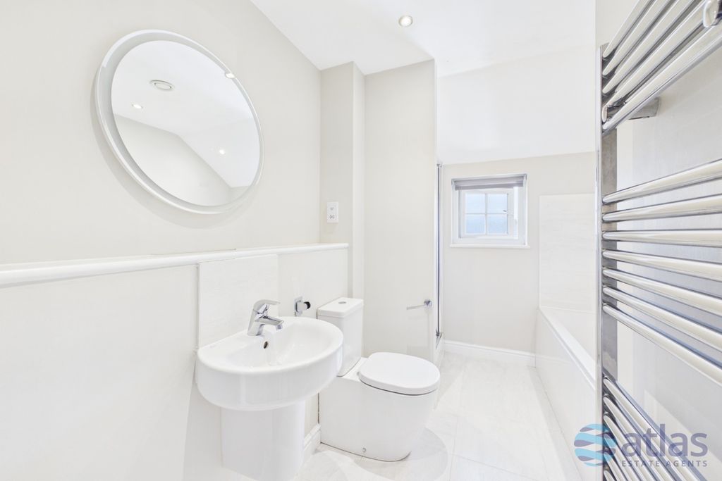 Property photo 3 of 17 Bathroom