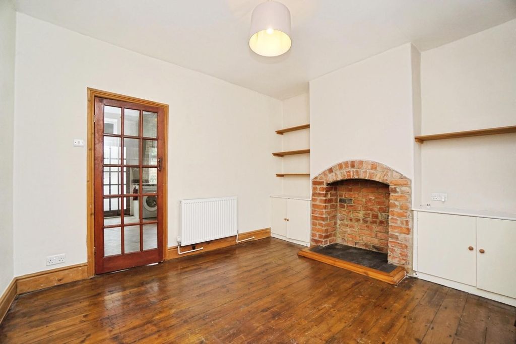 Property photo 3 of 18 Lounge