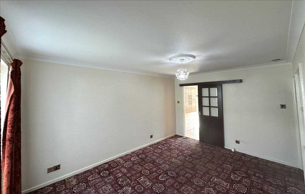 Property photo 3 of 16 Lounge: