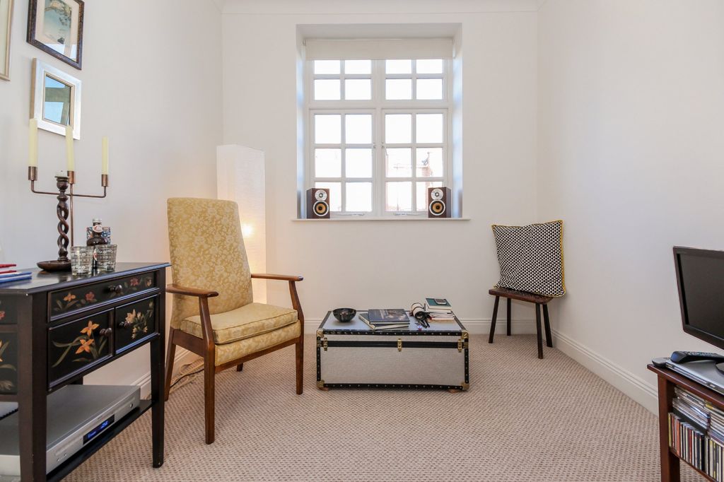 Property photo 1 of 8 Photo 01