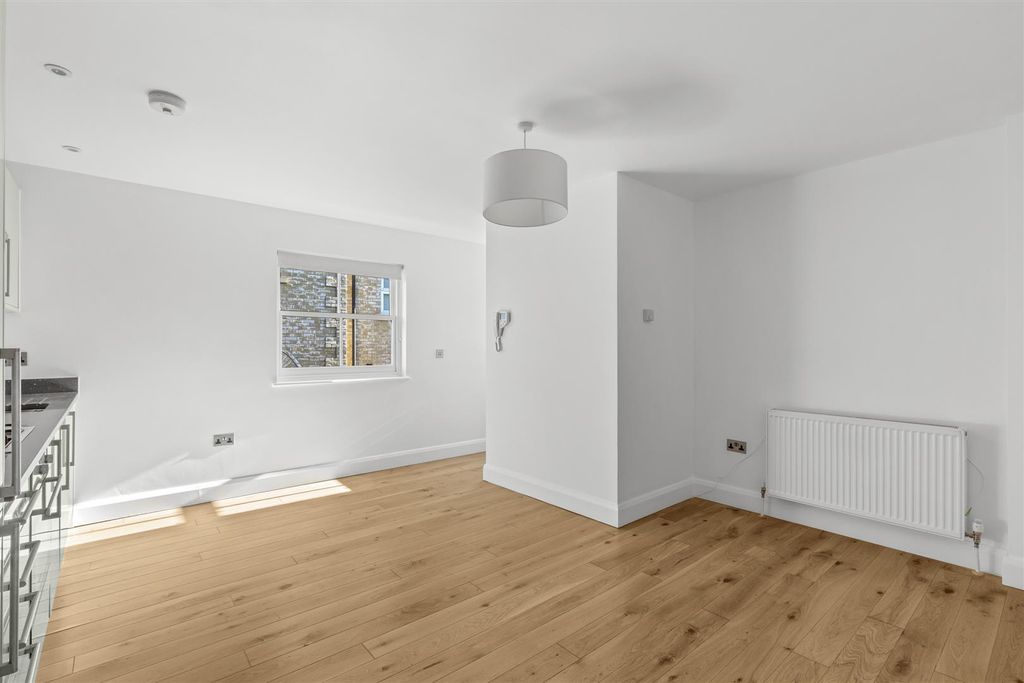 Property photo 2 of 11 Flat 5, 13 Priory Rd, Hp13 6Sl-6.Jpg