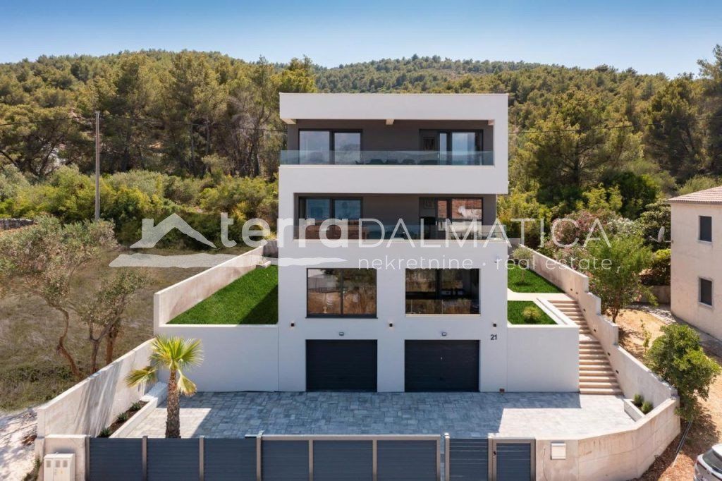 Property photo 1 of 18 Apartment On The Island Of Ciovo With Sea View