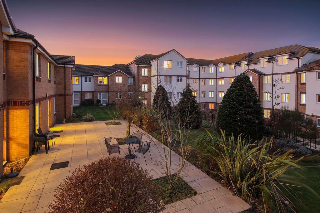 Property photo 1 of 12 Twilight