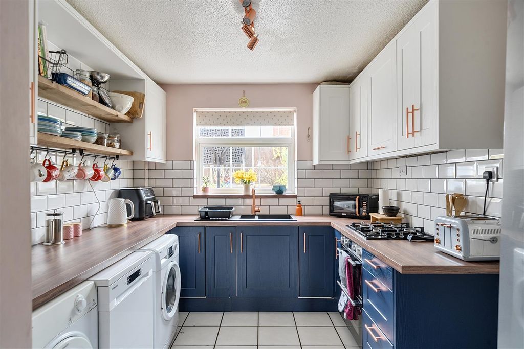 Property photo 3 of 16 Kitchen