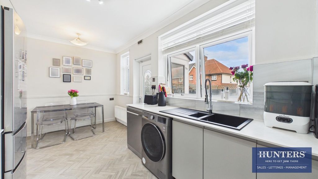 Property photo 3 of 17 Kitchen