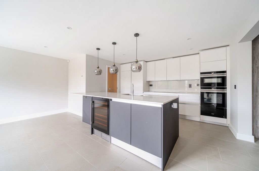 Property photo 2 of 23