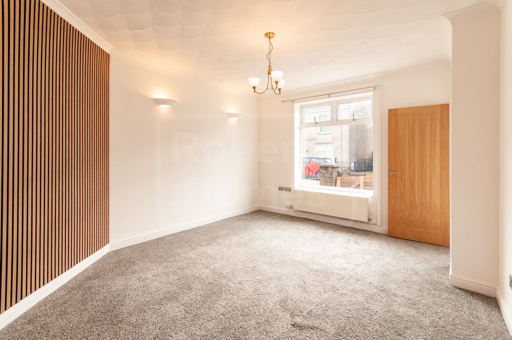 Property photo 2 of 16 Lounge