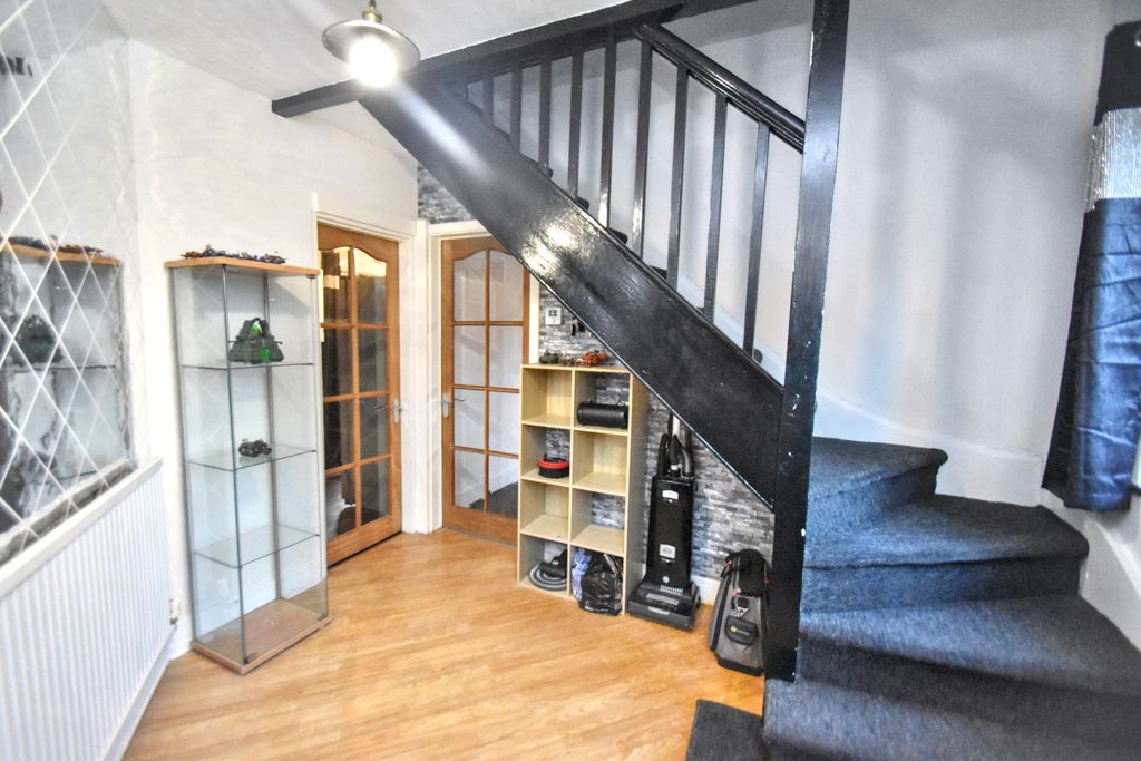 Property photo 3 of 16 Entrance Hall