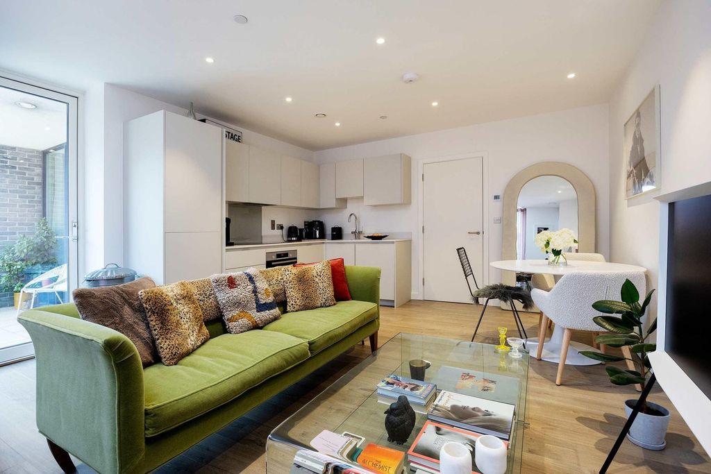 Property photo 1 of 14 Living Room