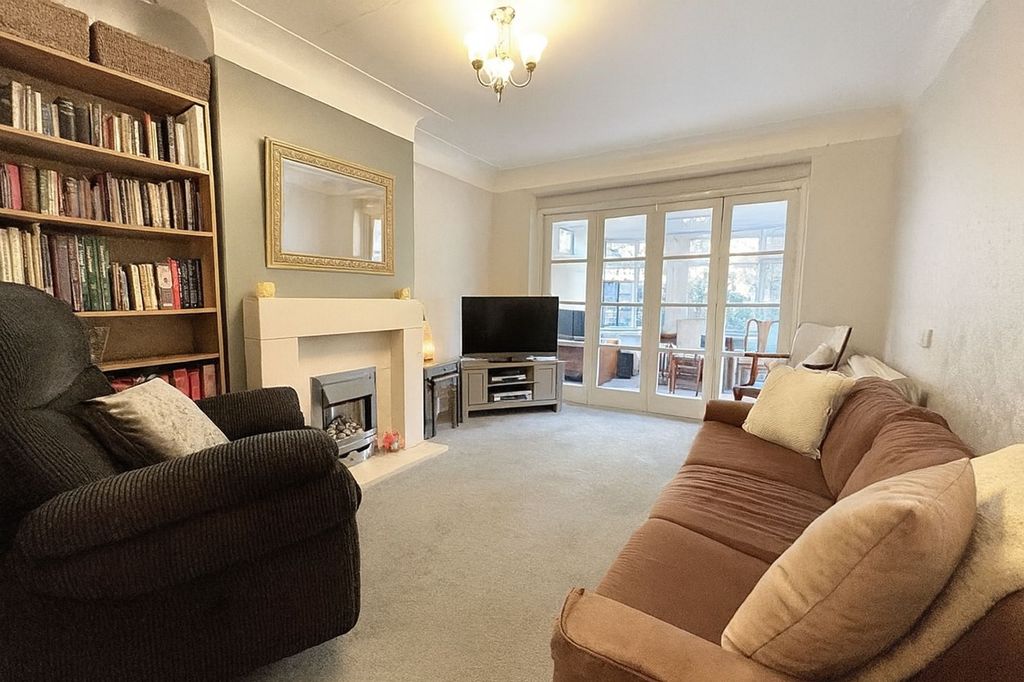 Property photo 3 of 11 Lounge