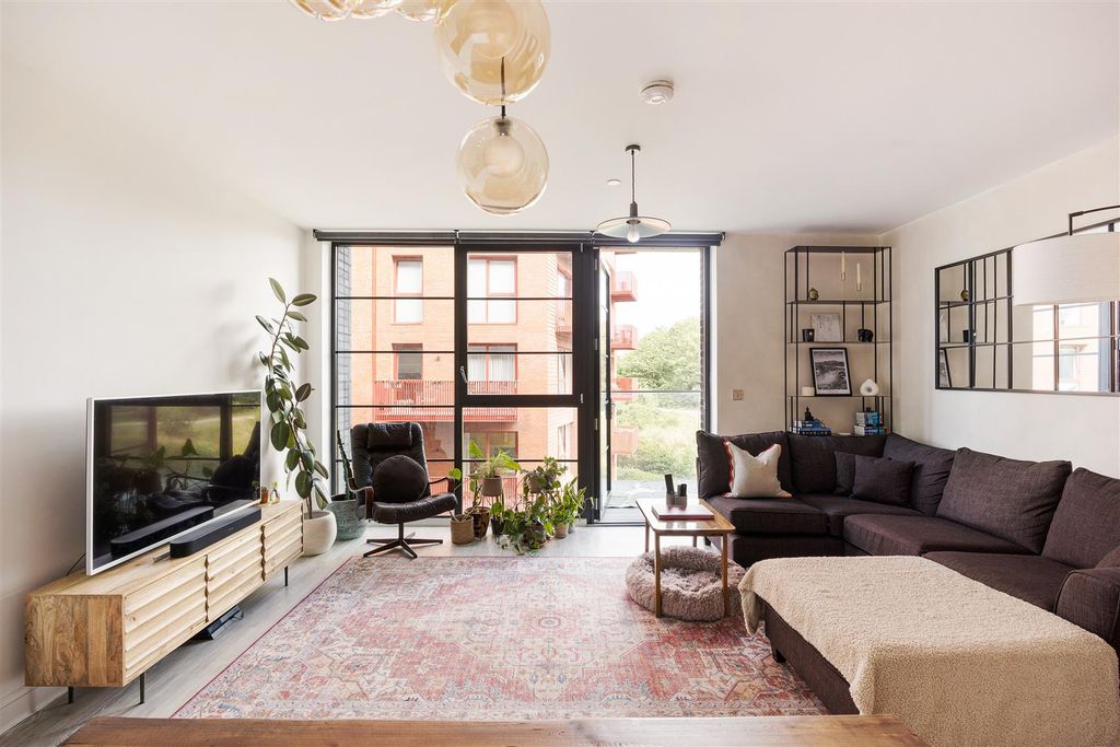 Property photo 1 of 18 Hart Yard, E3