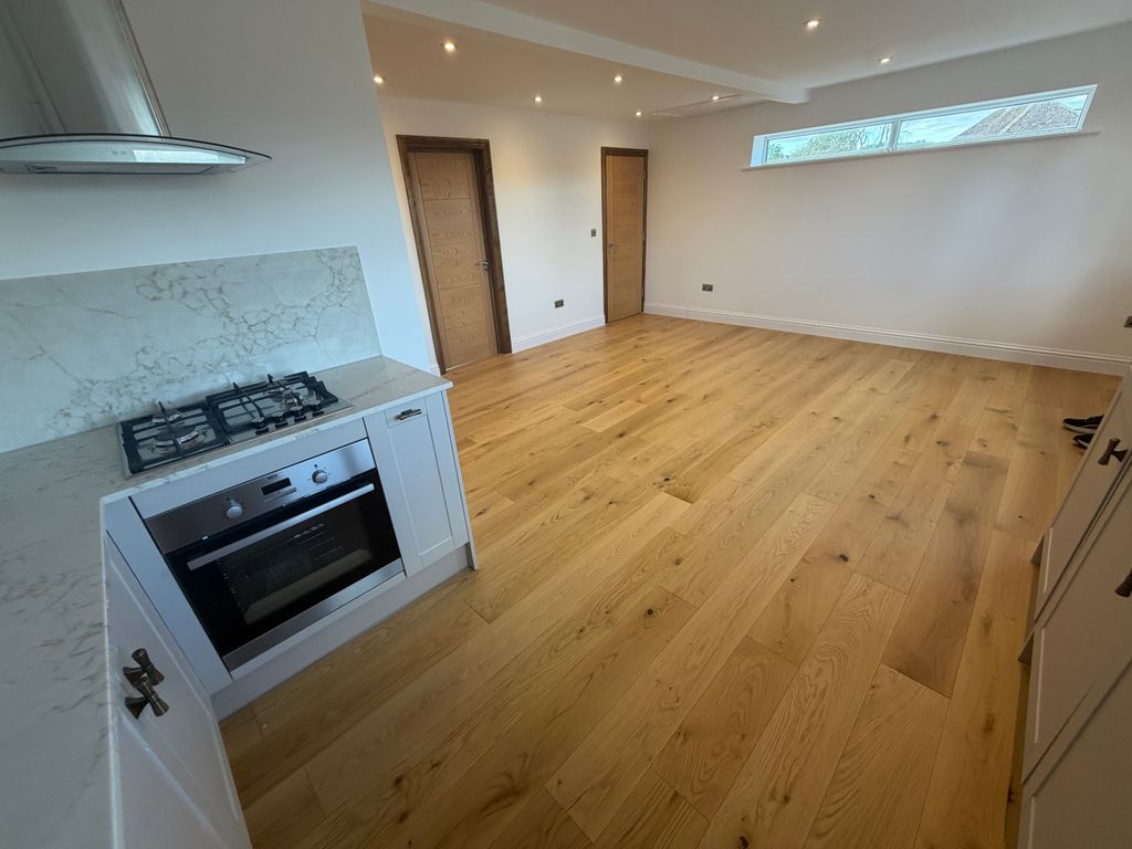 Property photo 3 of 11 Kitchen