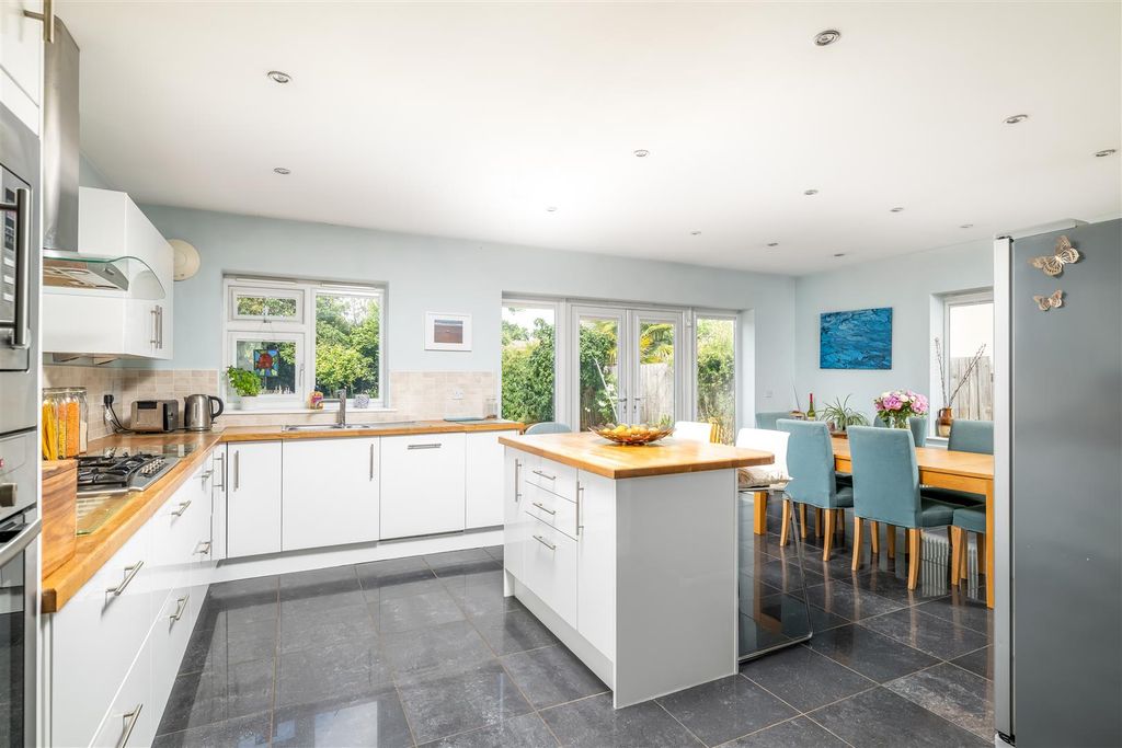 Property photo 2 of 32 260616 - 286 Kimbolton Road, Bedford - 09.Jpg