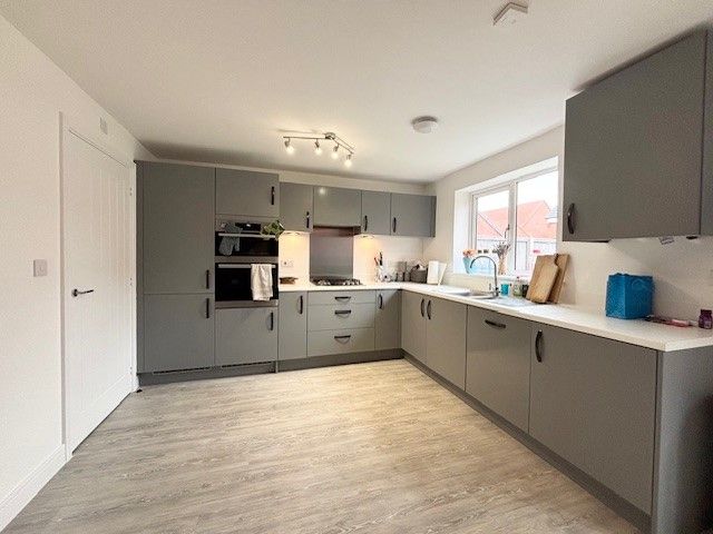 Property photo 3 of 9 Kitchen