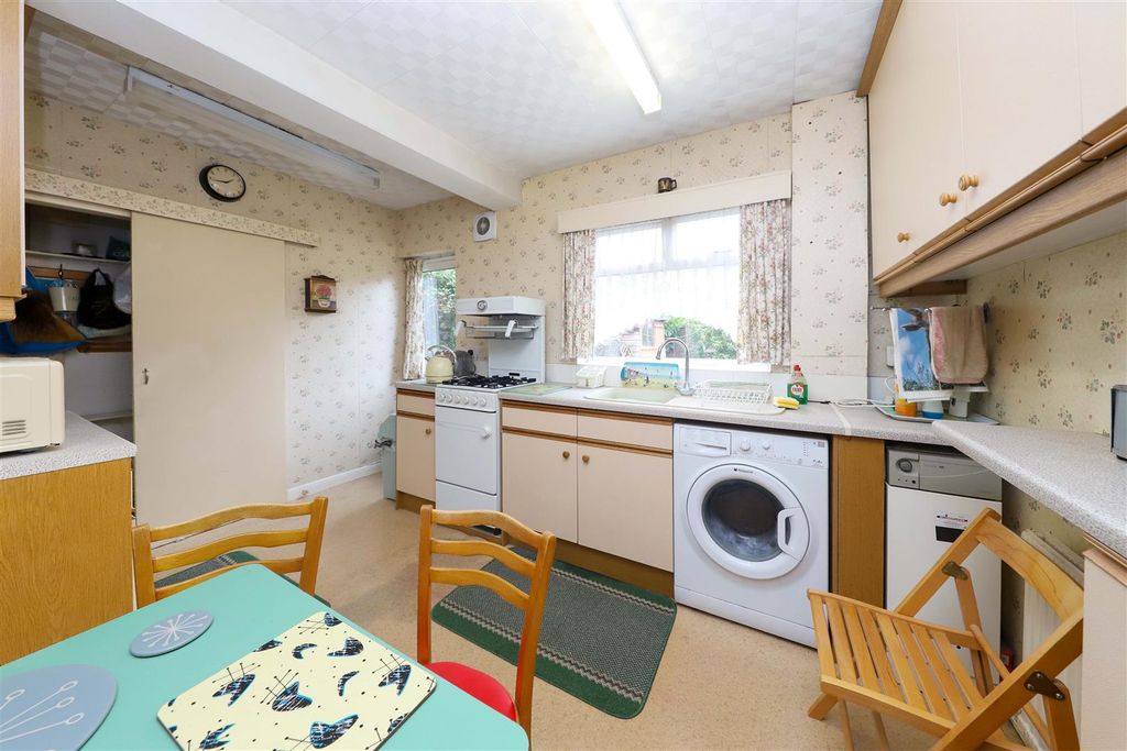 Property photo 3 of 11 Kitchen
