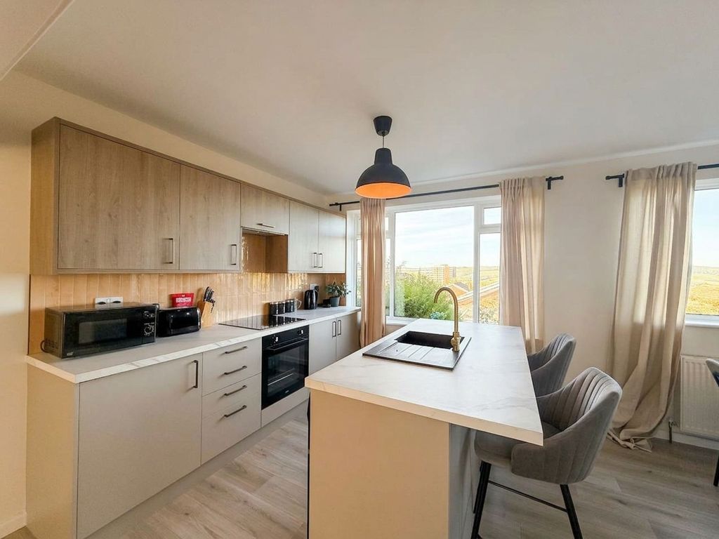 Property photo 2 of 10 Kitchen